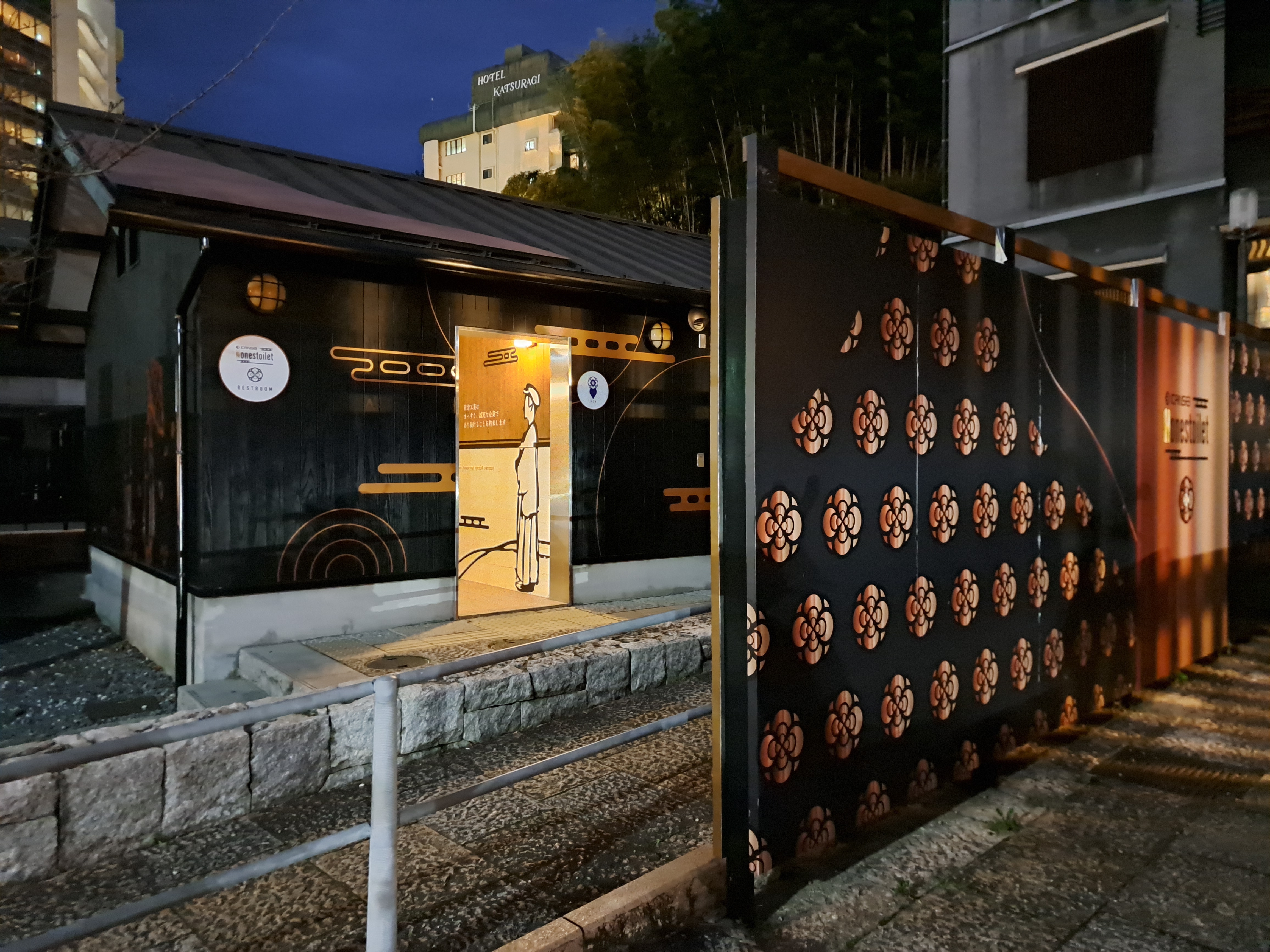 道後温泉本館東側公衆トイレ